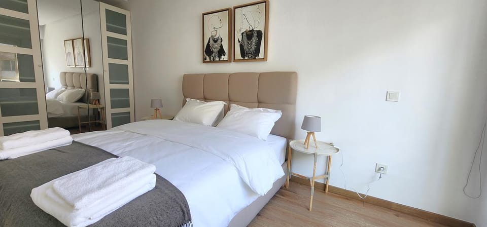 Bed, Bedroom, towels