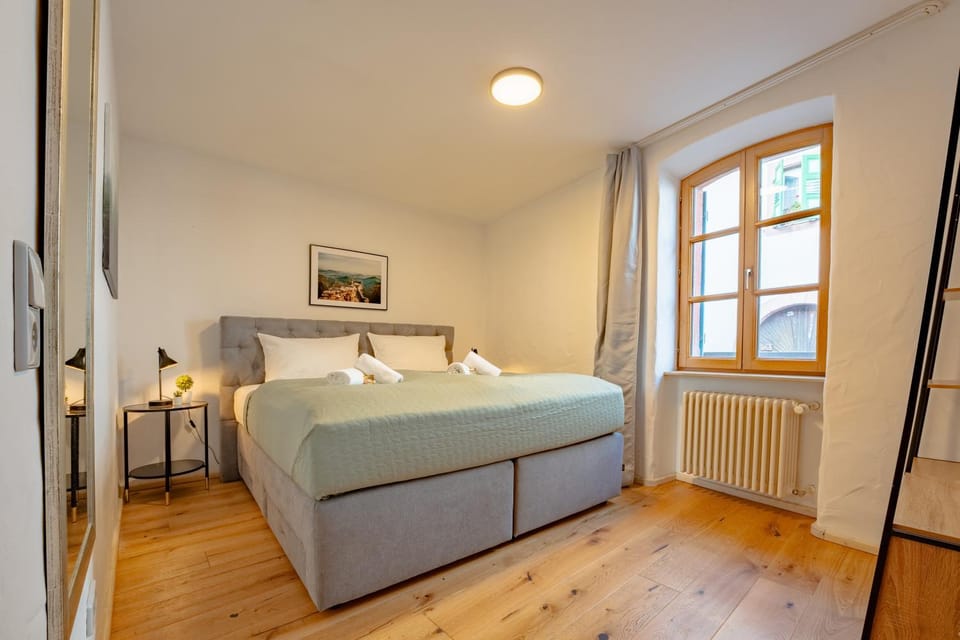 Bed, towels