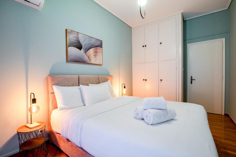 Bed, Bedroom, towels, wardrobe