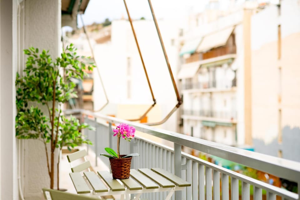 The Parthenon Porch for Familys & Groups , 4BR ! Apartment in Athens