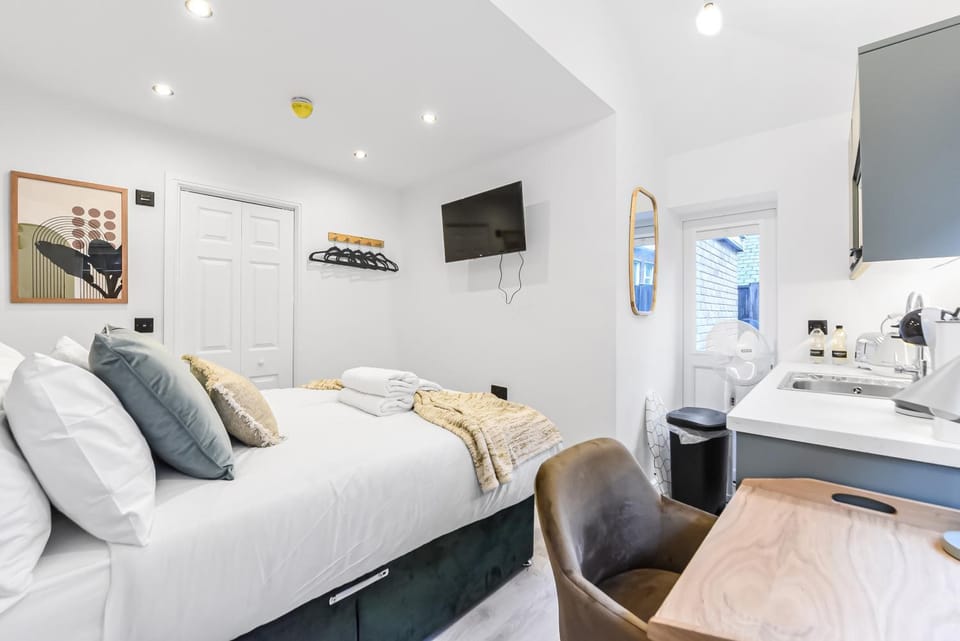 Bed, TV and multimedia, Kitchen or kitchenette, Photo of the whole room, Bedroom, hair dresser