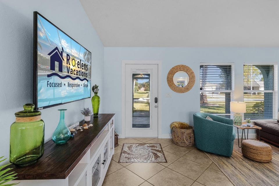 Bicycles, Heated Pool, Pet-Friendly - Villa Turquesa - Roelens House in Cape Coral