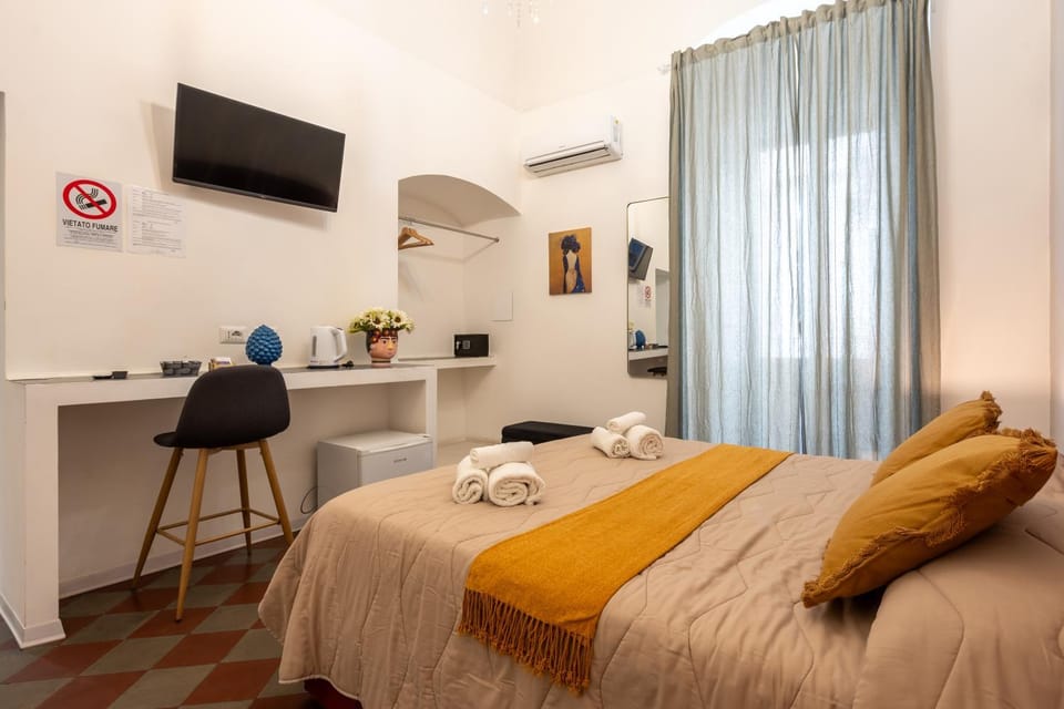 Bed, TV and multimedia, Bedroom, towels