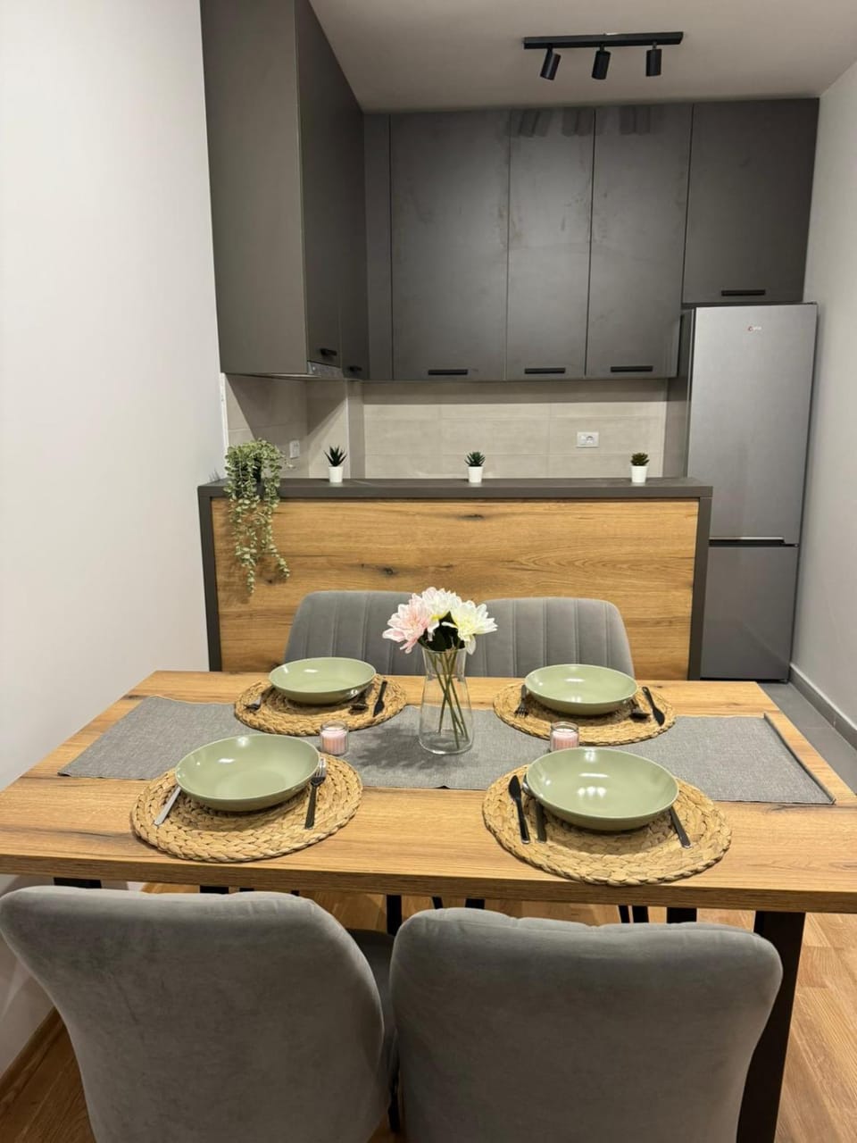 Kitchen or kitchenette, Dining area