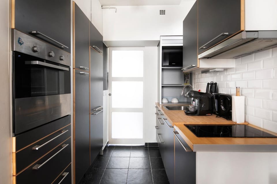 Coffee/tea facilities, Kitchen or kitchenette, dishwasher, oven, stove