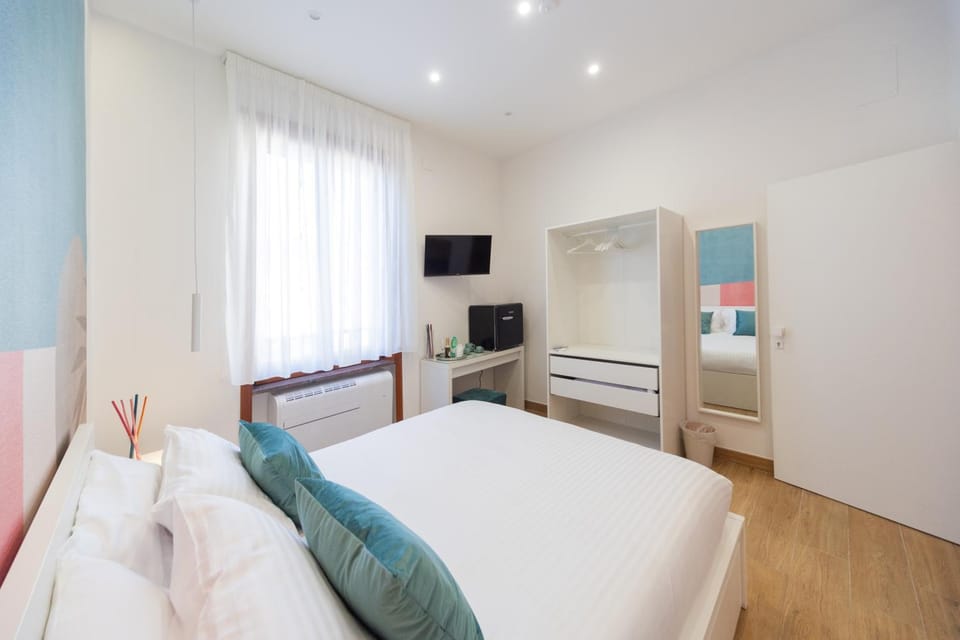 Bed, TV and multimedia, Photo of the whole room, Bedroom, wardrobe