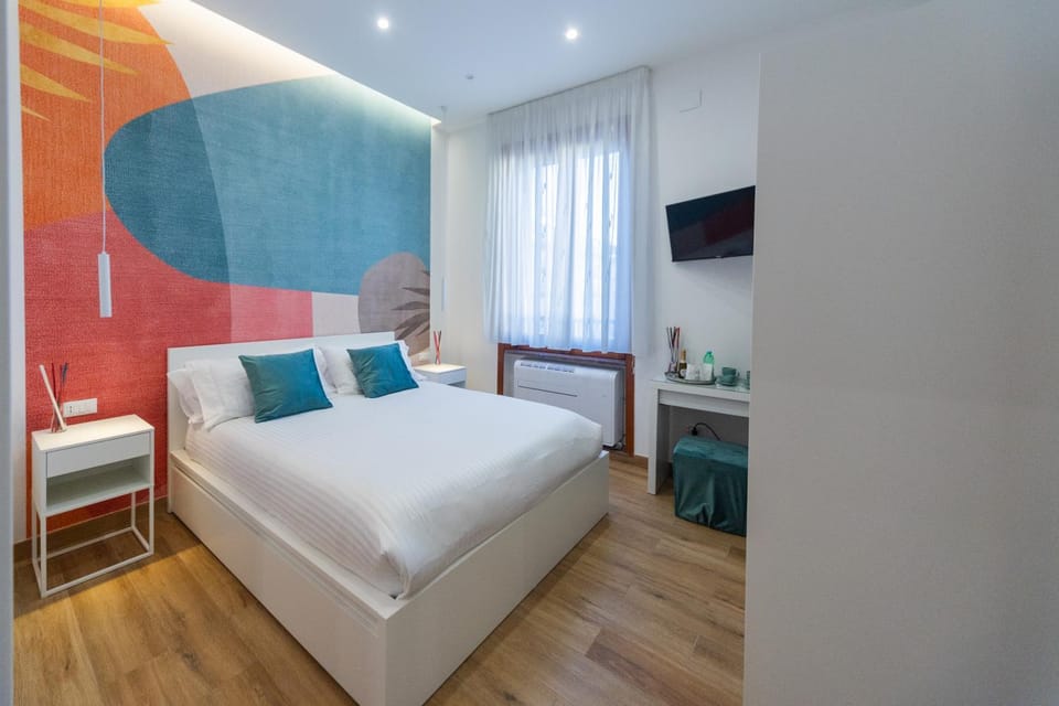 Bed, TV and multimedia, Photo of the whole room, Bedroom