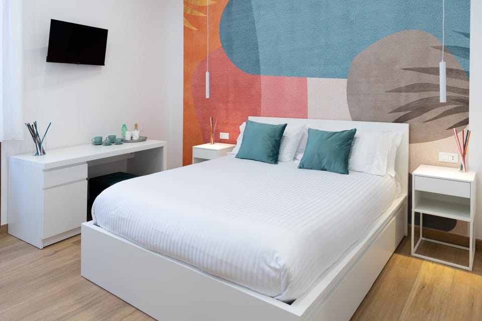 Bed, TV and multimedia, Photo of the whole room, Bedroom