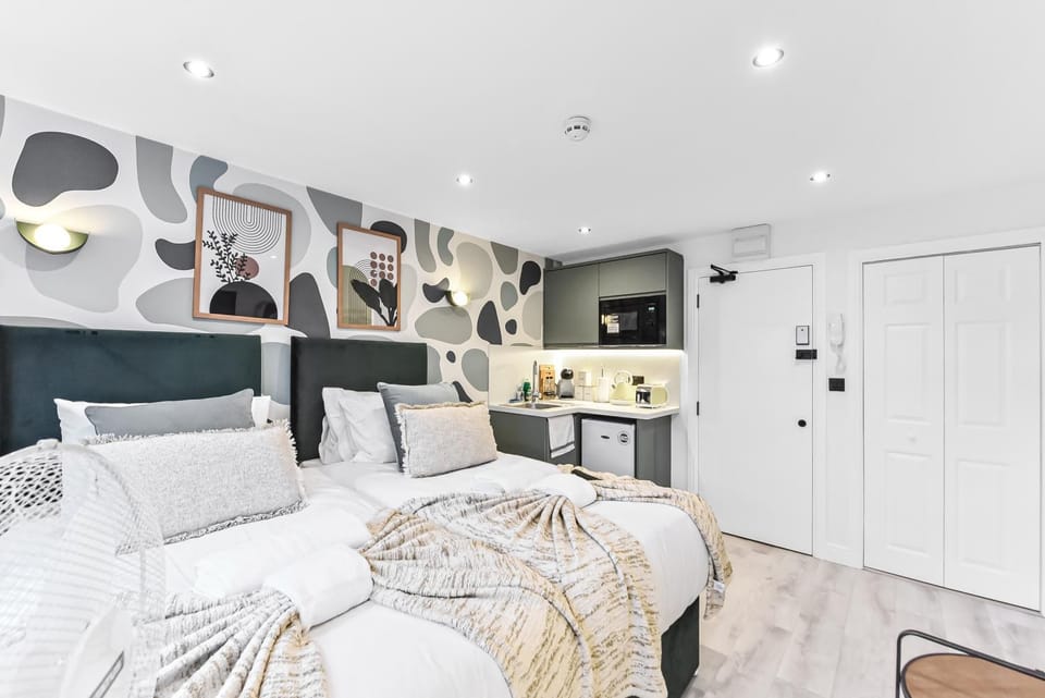 Bed, TV and multimedia, Kitchen or kitchenette, Photo of the whole room, Bedroom