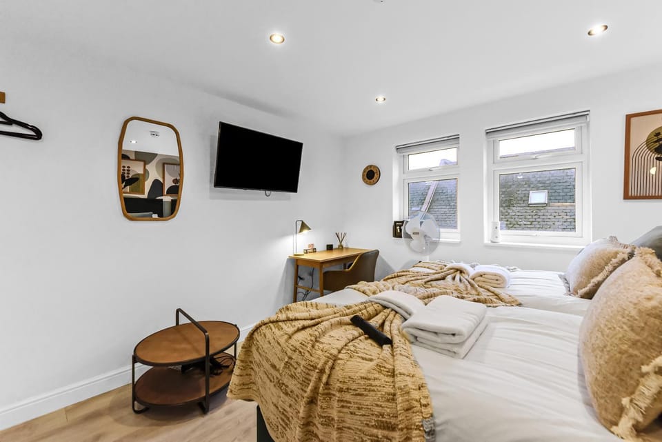 Bed, TV and multimedia, Photo of the whole room, Seating area, Bedroom