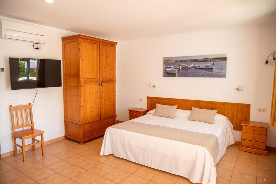 Bed, TV and multimedia, Photo of the whole room, Bedroom, wardrobe, air conditioner