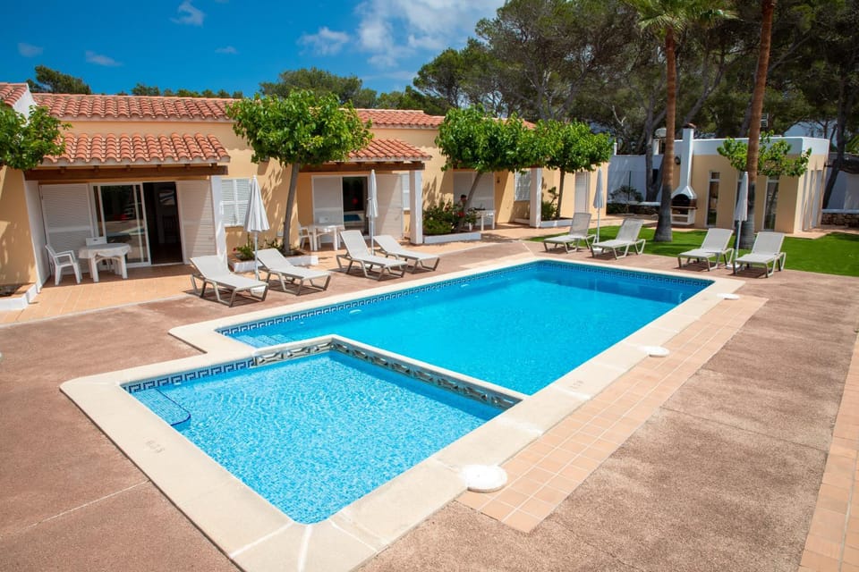 Property building, Garden, Garden view, Pool view, Swimming pool, sunbed