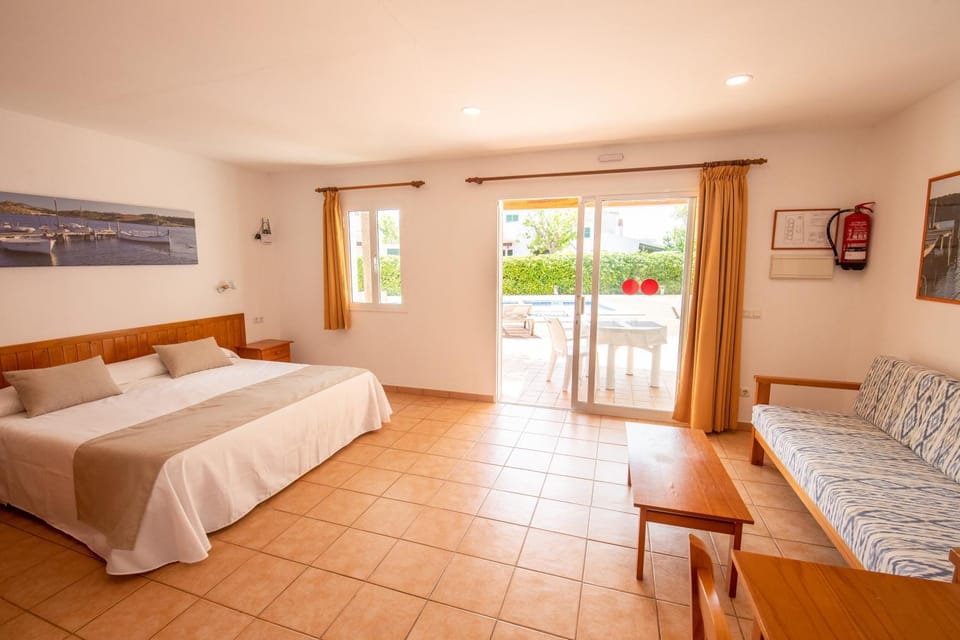 Bed, Living room, Photo of the whole room, Seating area, Bedroom