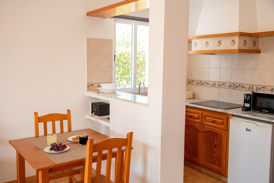 Coffee/tea facilities, Kitchen or kitchenette, Dining area, stove, toaster