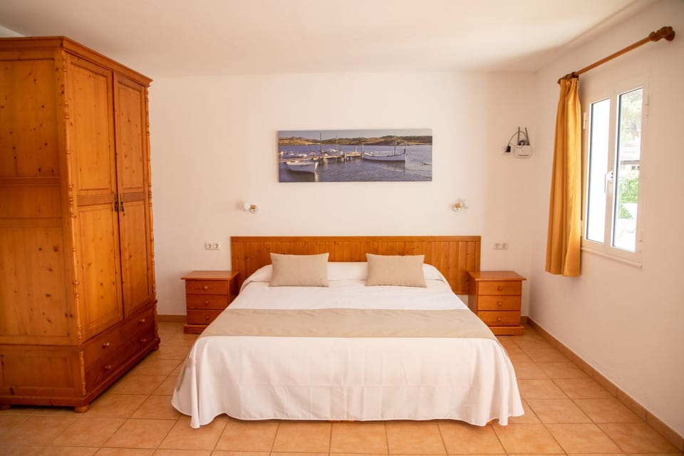 Bed, Photo of the whole room, Bedroom, wardrobe