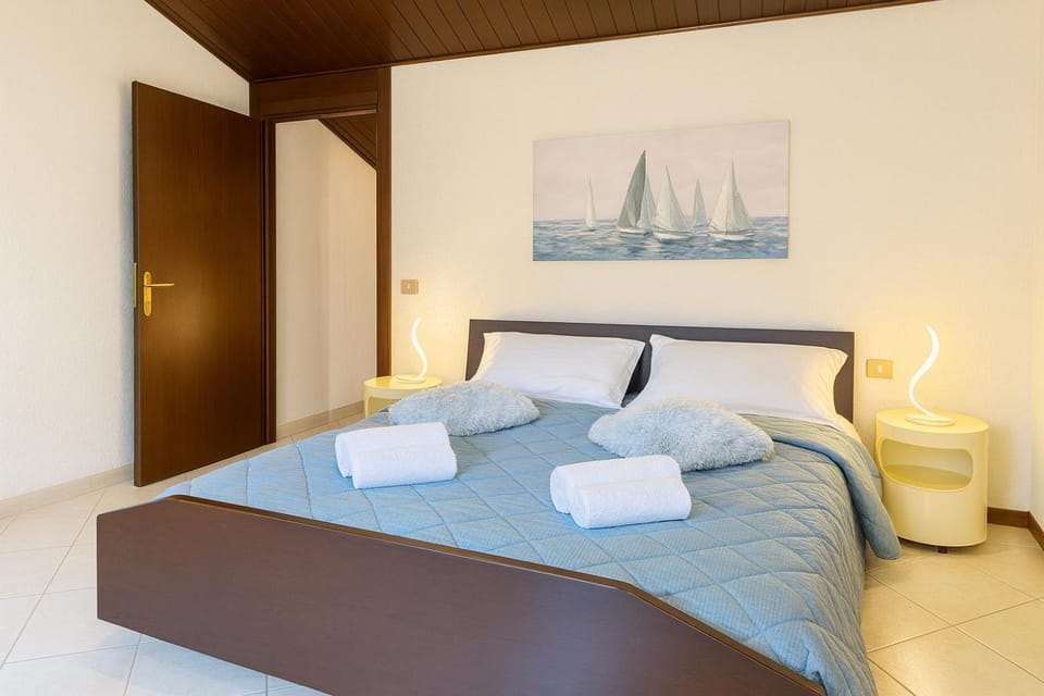 Bed, Bedroom, towels