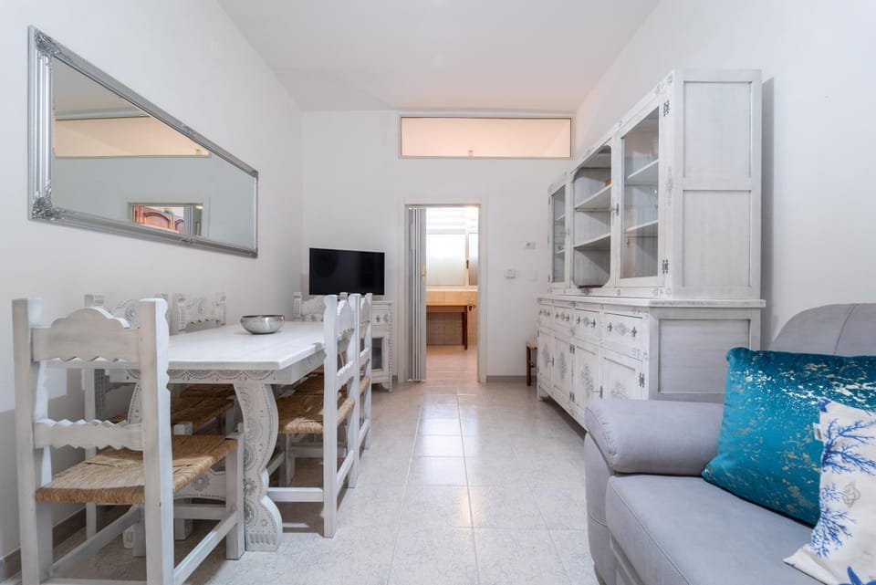 TV and multimedia, Kitchen or kitchenette, Living room, Photo of the whole room, Seating area, Dining area, wardrobe