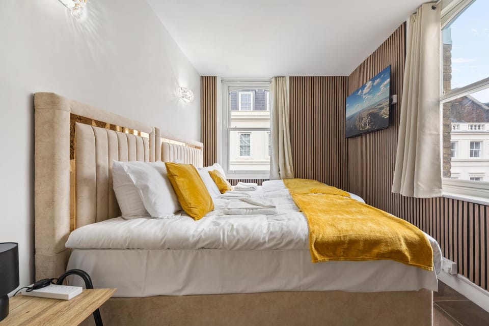 Bed, TV and multimedia, Bedroom