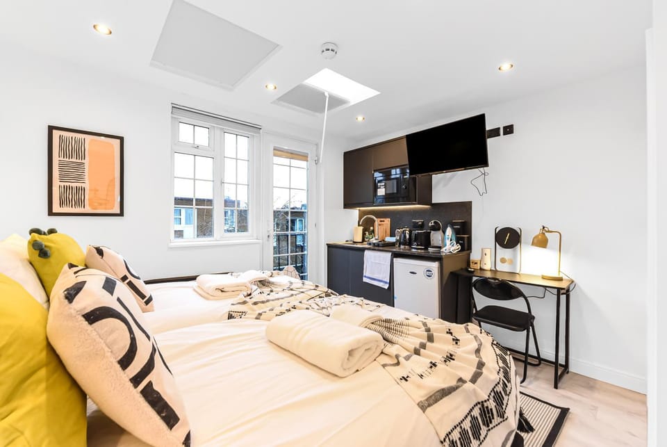 Bed, TV and multimedia, Kitchen or kitchenette, Living room, Photo of the whole room, Seating area, Bedroom, minibar
