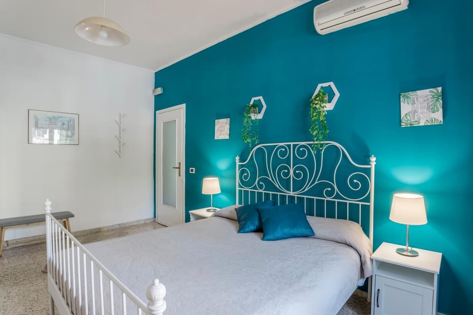 Bed, Photo of the whole room, Bedroom, air conditioner