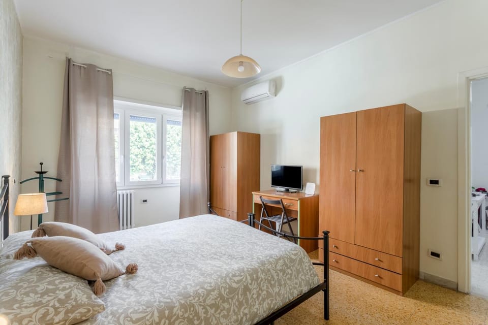 Bed, TV and multimedia, wardrobe, air conditioner