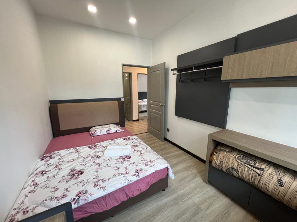 Bed, Photo of the whole room, Bedroom, wardrobe