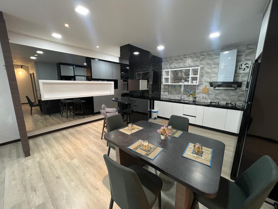 Kitchen or kitchenette, Dining area