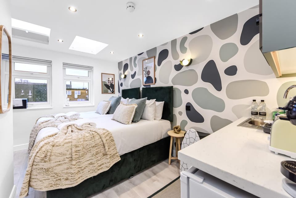 Bed, Kitchen or kitchenette, Living room, Photo of the whole room, Bedroom