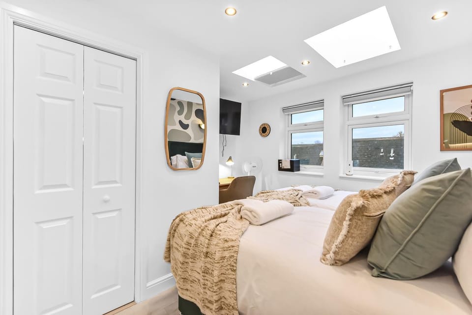 Bed, Photo of the whole room, Seating area, Bedroom