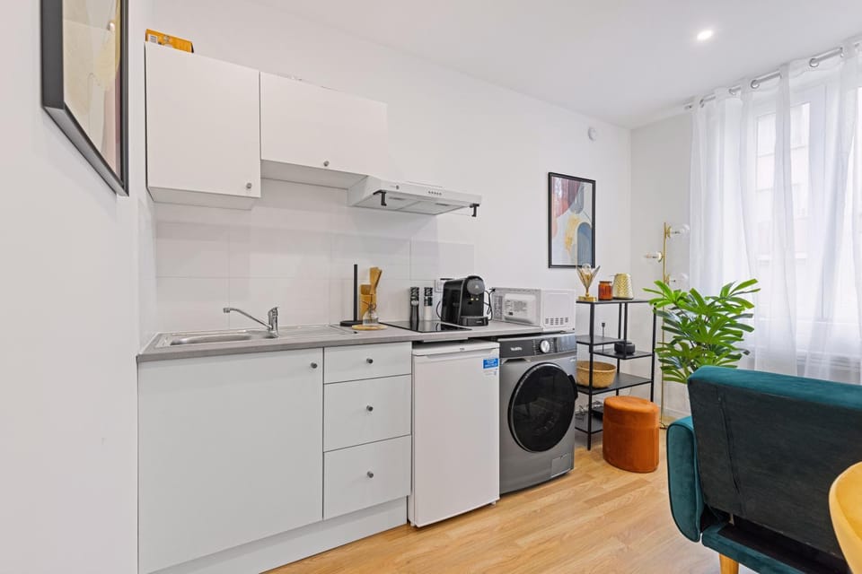 Coffee/tea facilities, Kitchen or kitchenette, Living room, stove, toaster, washing machine