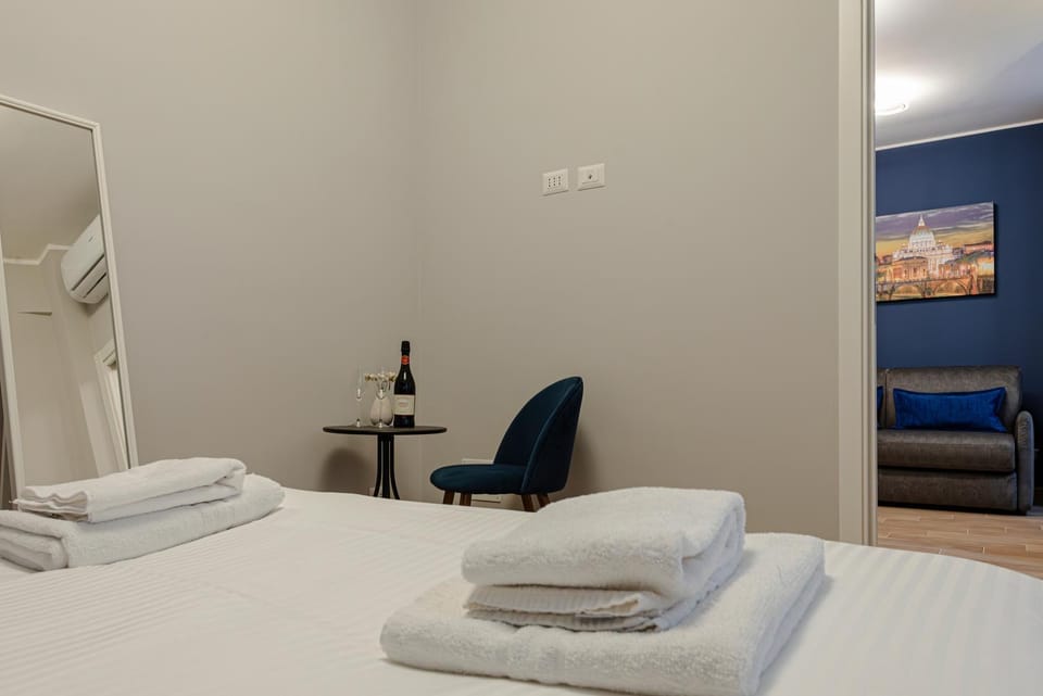 Bed, Photo of the whole room, Bedroom, towels