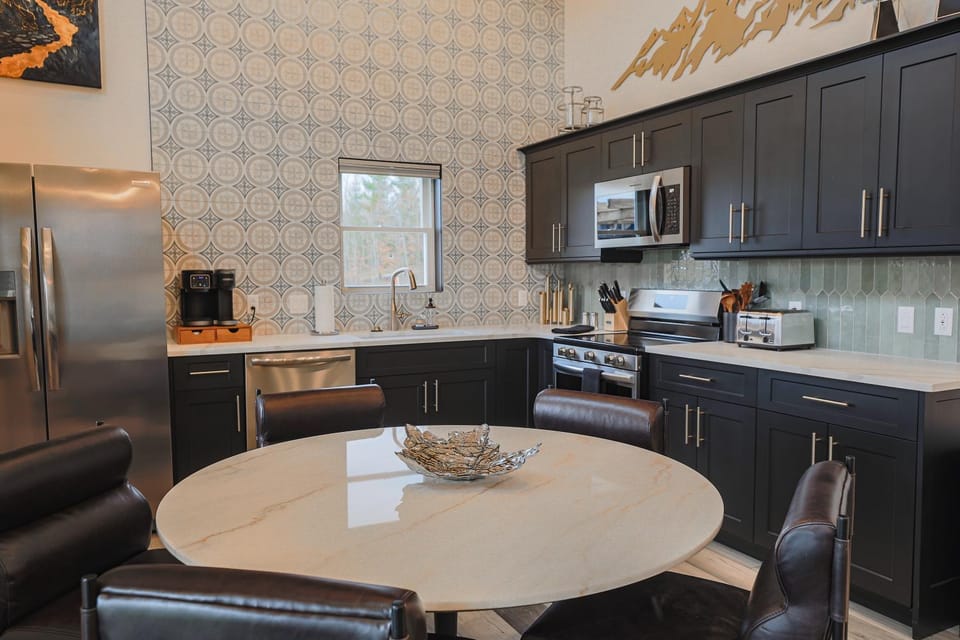 Valley View Resort Cabin #4, 2-Bed, Modern-Luxury with Hot Tub in Canaan Valley, WV Cabin in Dry Fork