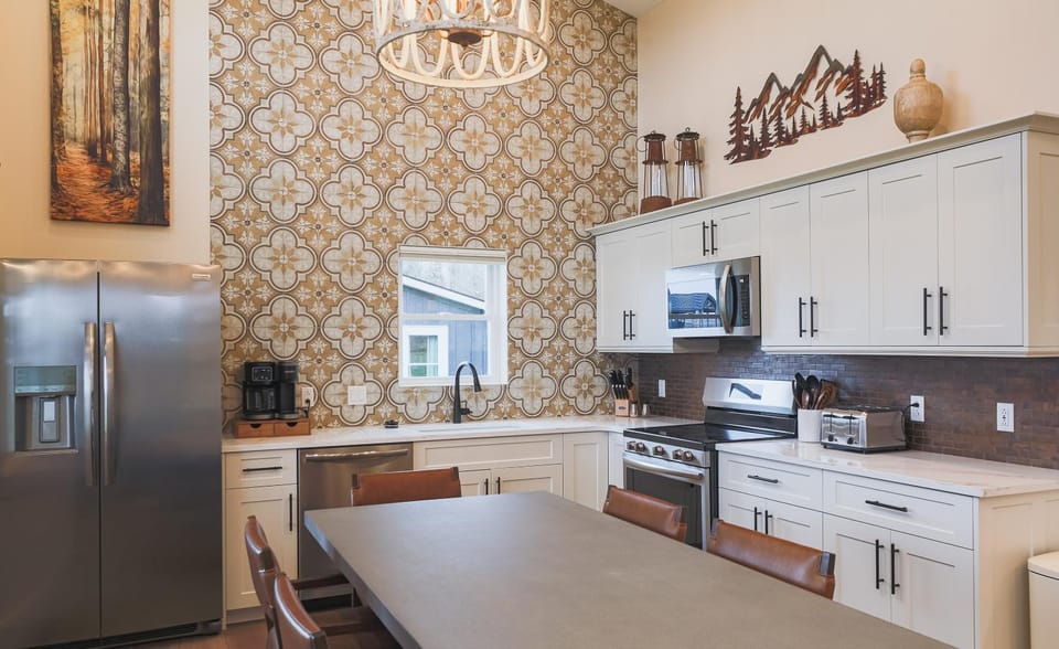 Valley View Resort Cabin #5, 2-Bed, Modern-Luxury with Hot Tub in Canaan Valley, WV Cabin in Dry Fork