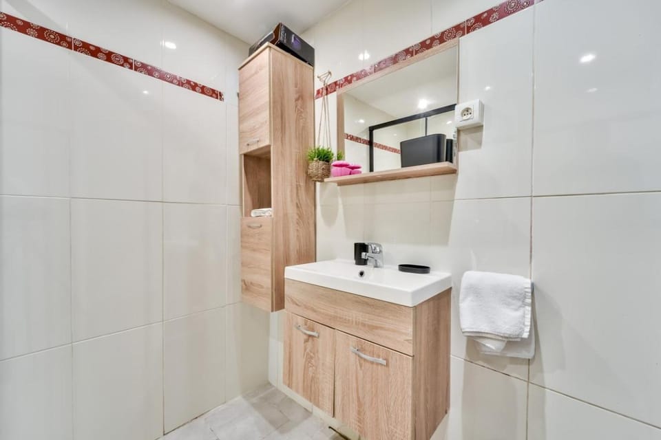 Modern 2BR Flat - Haut de Nice Apartment in Nice