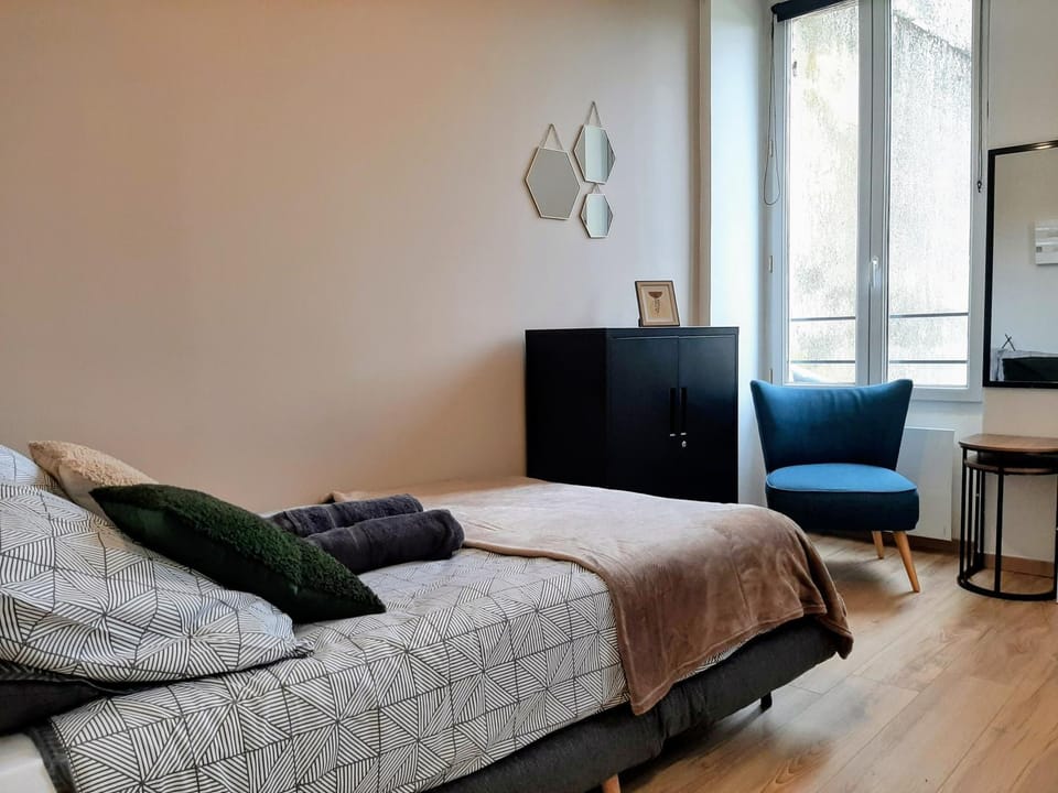 Photo of the whole room, Bedroom