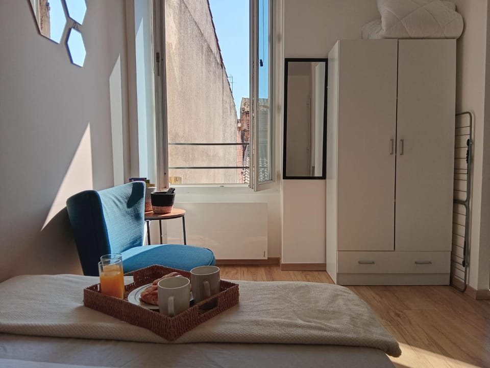 Photo of the whole room, Seating area