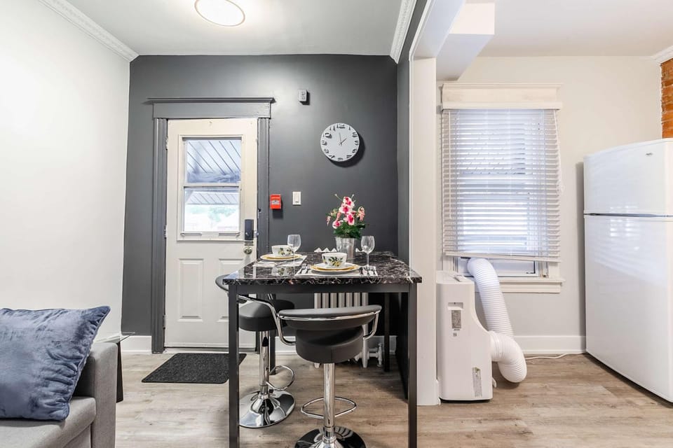 Boutique 2BR Apartment on James St North Sleeps 6 Apartment in Hamilton