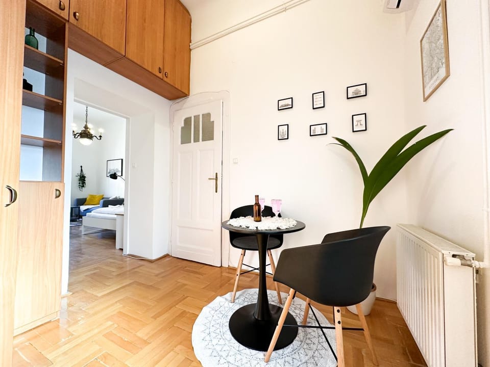 Seating area, Dining area