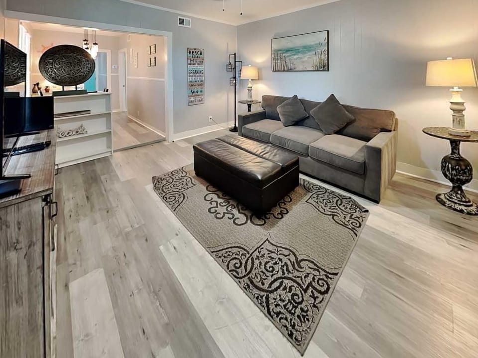 TV and multimedia, Living room, Seating area, furniture, air conditioner