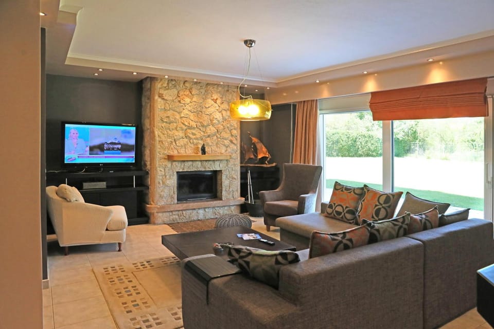 TV and multimedia, Living room, Evening entertainment