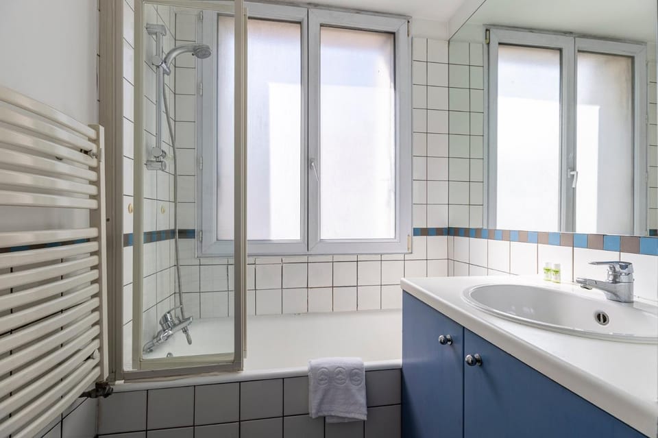 Appartement lumineux + terrasse – Hypercentre Paris Apartment in Paris