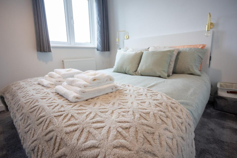 Bed, Bedroom, towels