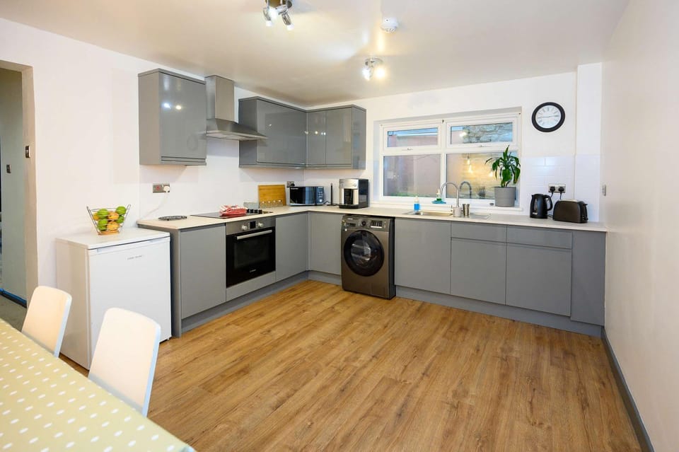 Coffee/tea facilities, Kitchen or kitchenette, oven, pet friendly, stove, toaster, washing machine