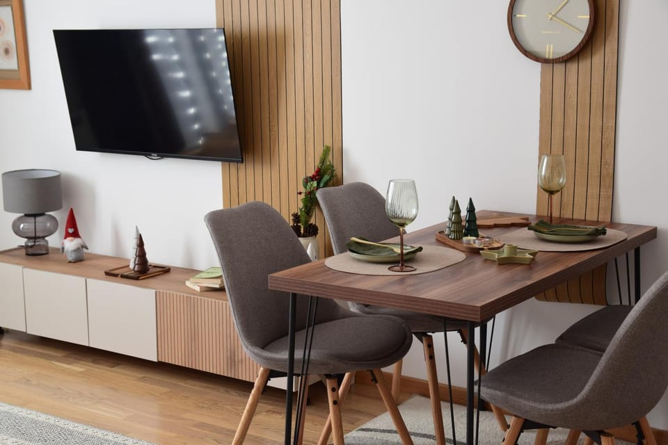 Communal lounge/ TV room, TV and multimedia, Living room, Seating area, Dining area