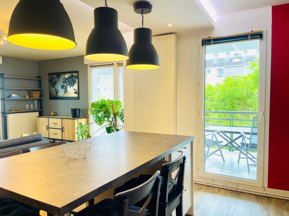 Kitchen or kitchenette, Dining area