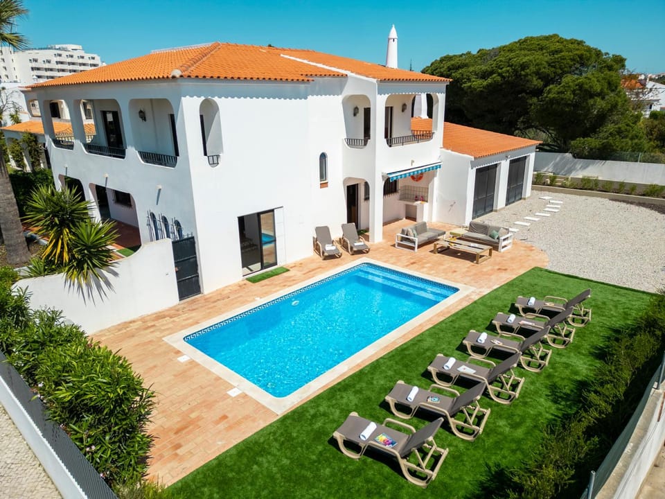 Property building, Garden view, Pool view, Swimming pool