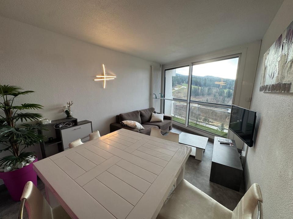Communal lounge/ TV room, Bed, Natural landscape, TV and multimedia, Living room, Photo of the whole room, Seating area, Dining area, Evening entertainment, Bedroom, Mountain view