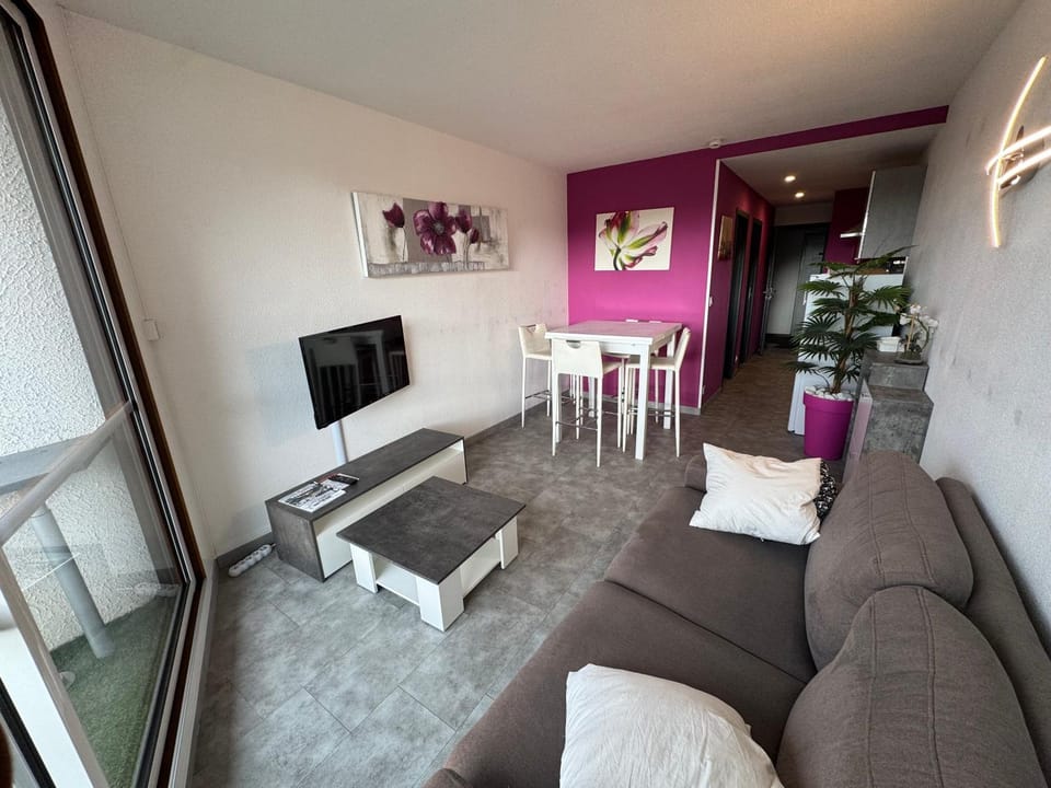 Communal lounge/ TV room, TV and multimedia, Kitchen or kitchenette, Living room, Seating area, Evening entertainment