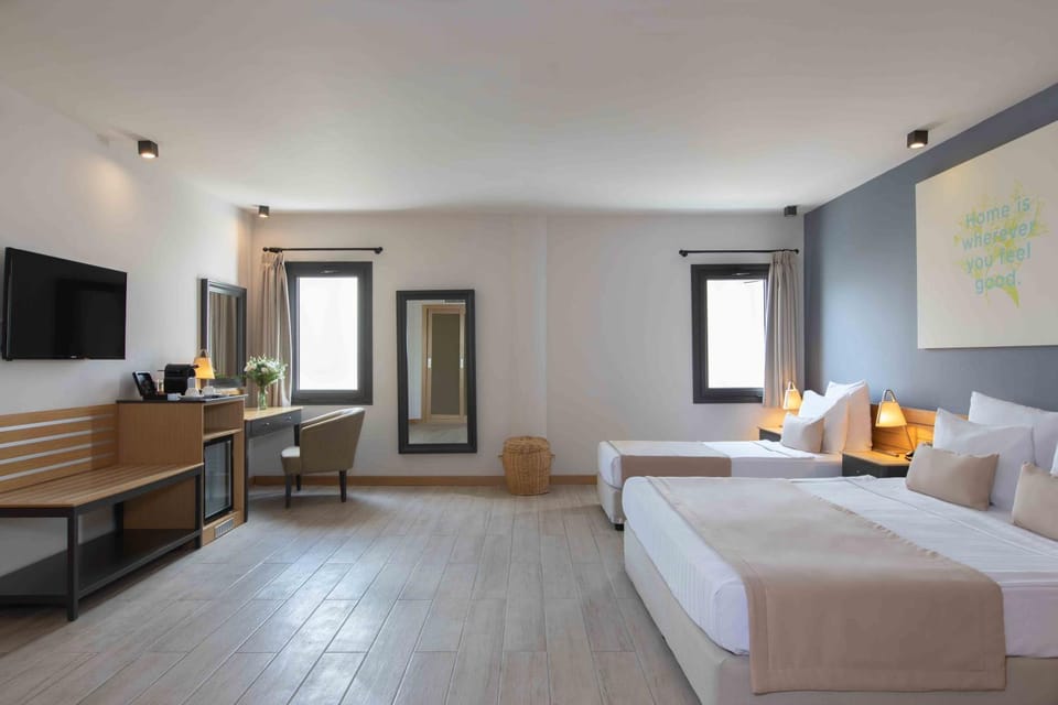 Bed, TV and multimedia, Bedroom