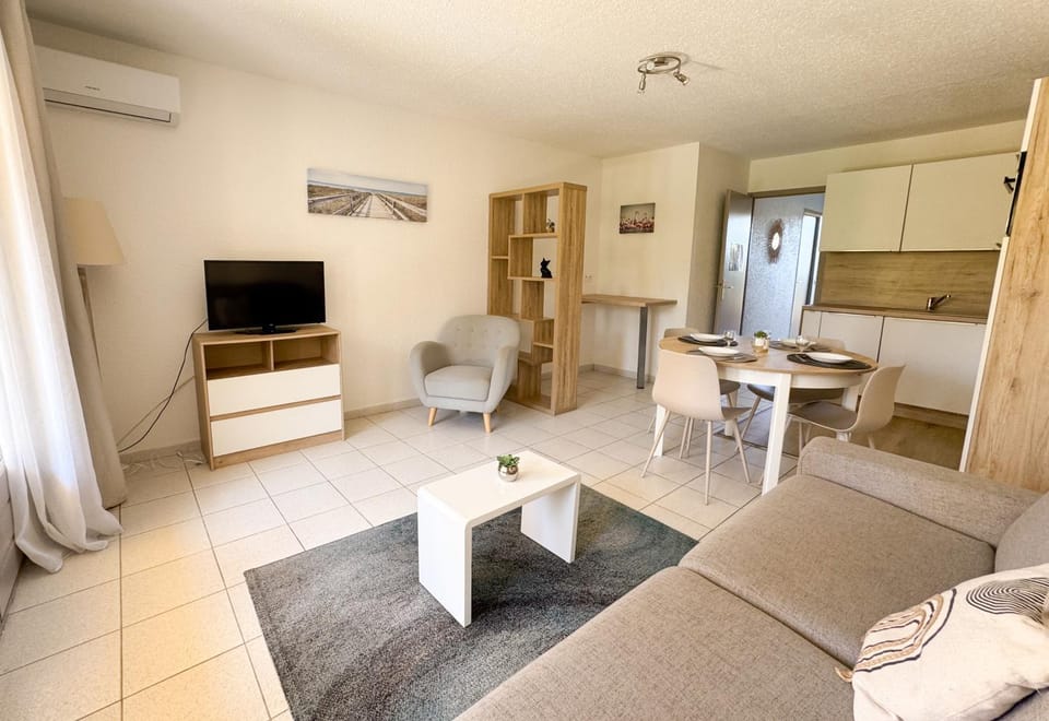 Kitchen or kitchenette, Living room
